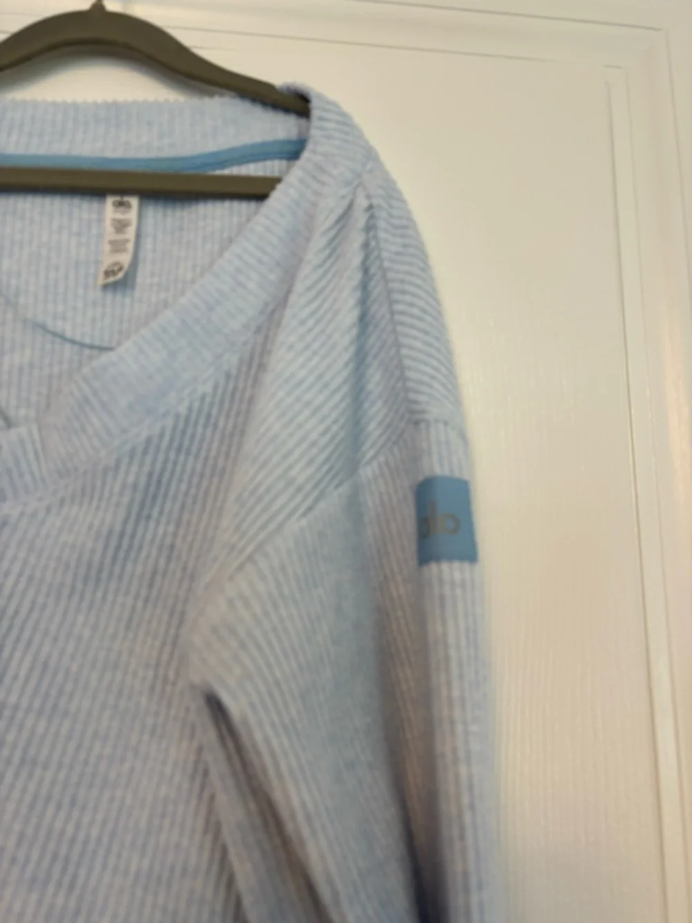 Alo Yoga Muse Ribbed Crop Pullover Blue Skies Heather Size XS V-Neck Lounge Top